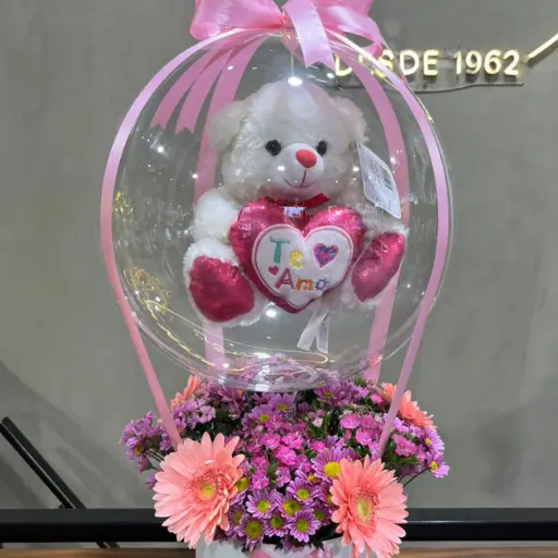 Caja pote con flores de estacion y globo burbuja con peluche
